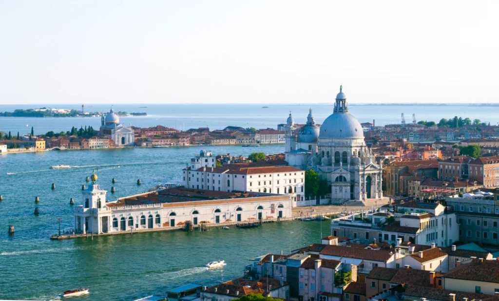 Venedik’te Punta della Dogana ve Santa Maria della Salute Bazilikası – Büyük Kanal ve Giudecca Kanalı manzarası
