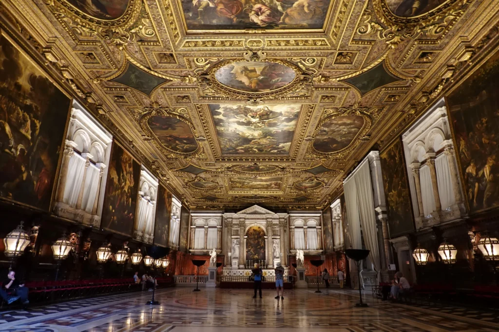 Venedik’te Scuola Grande di San Rocco’nun görkemli salonu – Tintoretto’nun tablolarıyla süslü tavan ve duvarlar