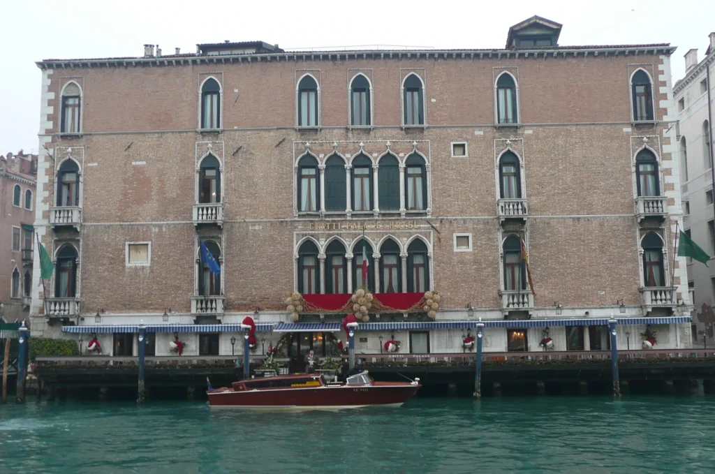 Venedik’te Büyük Kanal kıyısındaki The Gritti Palace oteli – tarihi saraydan dönüştürülmüş lüks konaklama tesisi