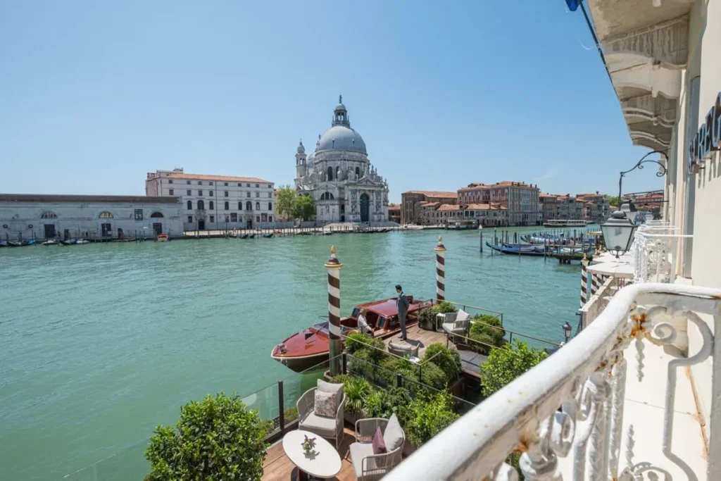 Venedik’te The St. Regis Venice otelinin balkonundan Büyük Kanal ve Santa Maria della Salute Bazilikası manzarası