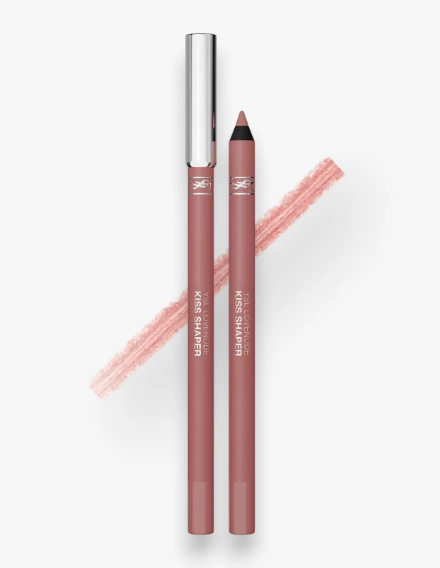 YSL Love Nude Kiss Shaper koleksiyonundan, biri gümüş kapaklı diğeri açık ucuyla keskin ucu görünen, zarif nude pembe tonundaki iki adet dudak kalemi beyaz zeminde dikey olarak konumlandırılmış, arkalarında ise aynı rengin belirgin bir çizgisi uzanıyor.