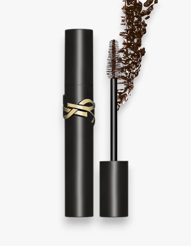 Siyah Yves Saint Laurent Lash Clash maskara tüpü, altın YSL logosuyla dikey dururken, kahverengi fırçalı aplikatörü sağında dolgun bir şekilde kahverengi maskara ürünüyle şıkça sergileniyor.