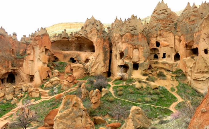Kapadokya’daki Zelve Açık Hava Müzesi’nin kayalara oyulmuş mağara yerleşimleri ve doğal manzarası