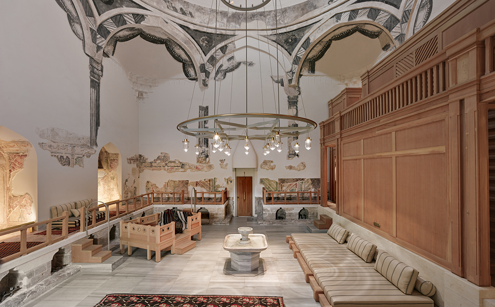 Zeyrek Çinili Hamam’ın restore edilmiş tarihi salonu, Osmanlı dönemi duvar süslemeleri ve modern aydınlatma detaylarıyla İstanbul’un en etkileyici hamamlarından biri.