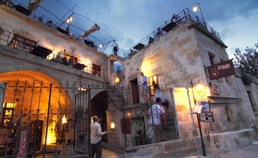 Kapadokya’da taş duvarlı binası ve teras katıyla sıcak bir atmosfer sunan Ziggy Cafe’nin akşam görüntüsü