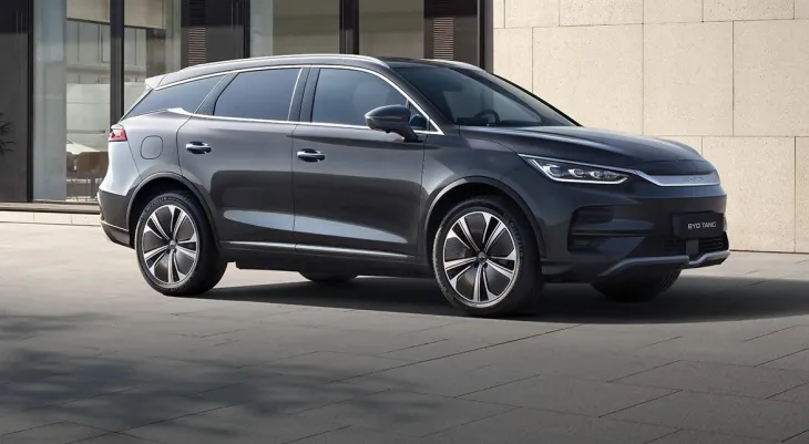 BYD Tang elektrikli SUV modeli, şehir ortamında sade ve şık dış tasarımıyla dikkat çekiyor.