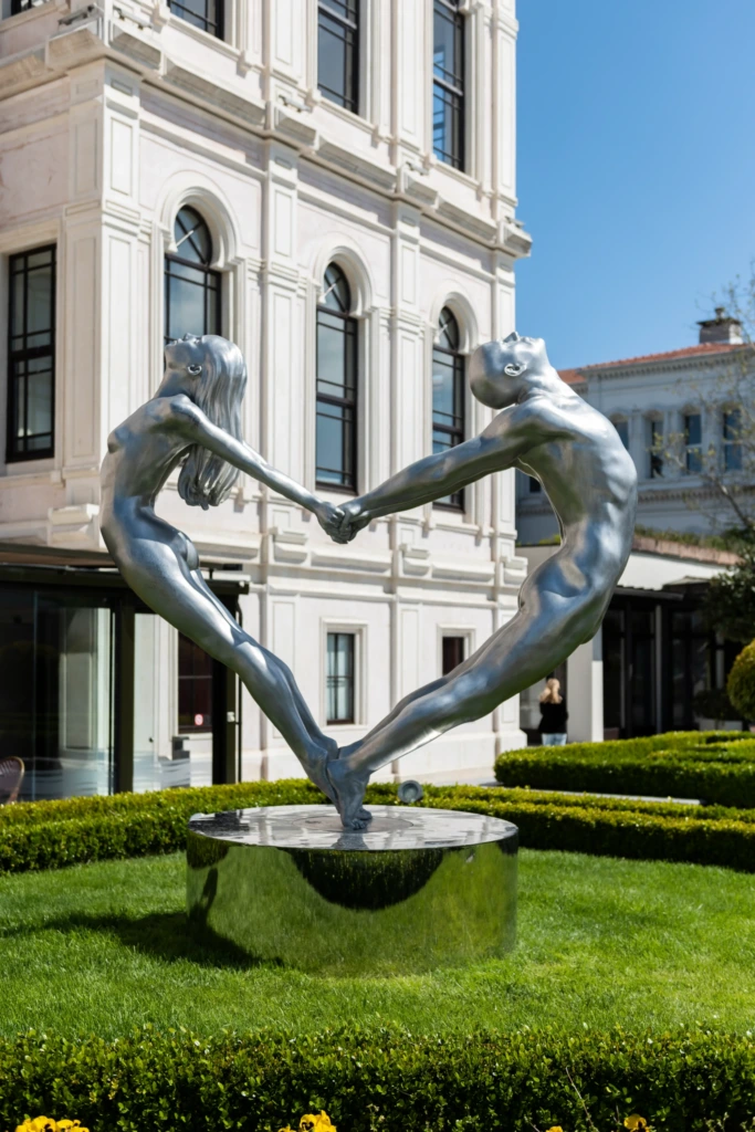 Lorenzo Quinn ve İrem Deniz ile Bronzun Ötesinde Bir Sanat Yolculuğu