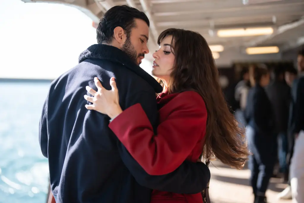 Aşkı Hatırla dizisinden bir sahnede, bir vapur güvertesinde birbirine sarılan romantik bir çift
