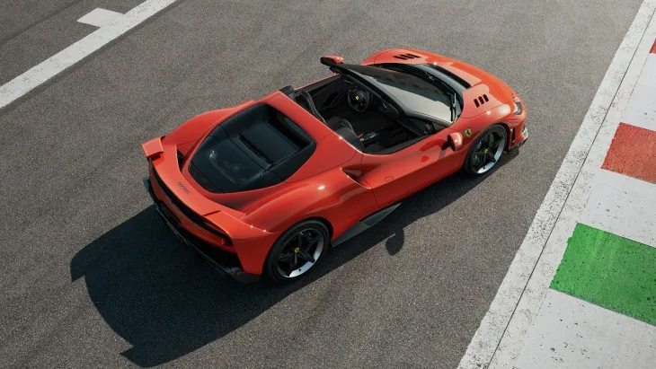 İtalyan yarış pistinde üstten görüntülenen kırmızı Ferrari 296 GTB Spider; çıkarılabilir tavan yapısı, sade arka tasarımı ve aerodinamik kıvrımlarıyla lüks ile performansı buluşturuyor.

