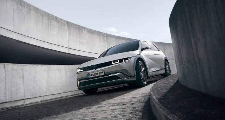 Hyundai Ioniq 5 Long Range modeli spiral rampa üzerinde futuristik tasarımıyla görüntüleniyor.