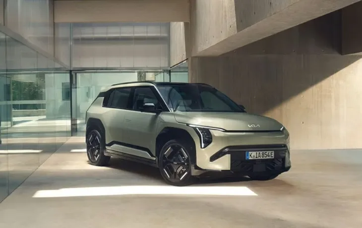 Kia EV3 Long Range modeli minimal mimarili bir iç mekânda modern hatlarıyla sergileniyor.