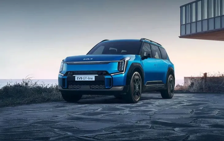 Kia EV9 GT-Line elektrikli SUV, sahil kenarında güçlü ve sportif görünümüyle poz veriyor.