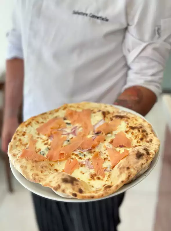Pizzeria Il Pellicano fame somon pizzası.