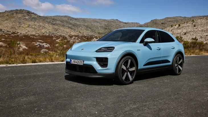 Porsche Macan Electric açık yolda ilerlerken sportif silueti ve premium duruşuyla öne çıkıyor.