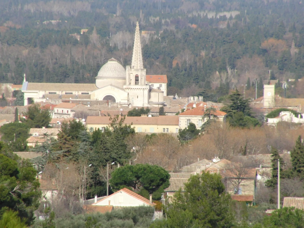 Yıldızlı Gece tablosunda resmedilen Saint-Rémy-de-Provence kasabası.