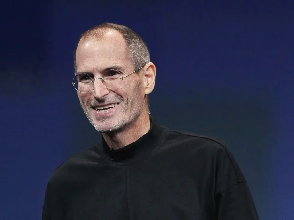 Minimalist tarzı ve yenilikçi vizyonuyla Steve Jobs, başarısızlıktan ilhamla yükselen bir Anka figürü.