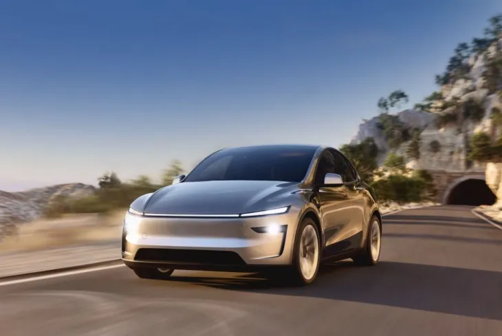 Tesla Model Y Long Range, kıvrımlı dağ yolunda aerodinamik ve sade tasarımıyla dikkat çekiyor.