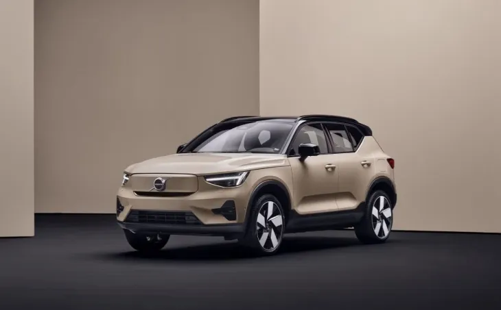 Volvo EX40 elektrikli SUV, modern iç mekân arka planında sade renk paletiyle konumlandırılmış.