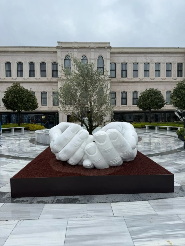 Lorenzo Quinn ve İrem Deniz ile Bronzun Ötesinde Bir Sanat Yolculuğu
