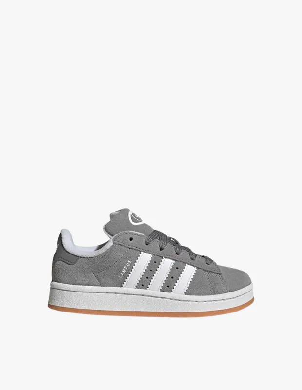 Marka Adı: Adidas
Ürün Adı: Adidas Çocuk Campus 00s Gri Sneaker
Ürün Cinsiyeti: Çocuk
Ürün Tipi: Sneaker
Ürün Sezonsallığı: Tüm Sezonlar
Ürün Çeşidi: Günlük Sneaker
Ürün Özellikleri: Bu Adidas Campus 00s çocuk sneaker modeli, yumuşak gri süet sayası ile retro bir görünüm sunar. Yan kısımlarında yer alan ikonik beyaz renkli tırtıklı 3 bant detayı, markanın klasik stilini yansıtırken, dil ve topuk kısmında bulunan Adidas logoları ürünün kimliğini pekiştirir. Kalın beyaz orta taban ve dayanıklı, karamel renkli kauçuk dış taban kombinasyonu, hem gün boyu konfor hem de sağlam zemin tutuşu sağlar. Bağcıklı tasarımı sayesinde kolayca giyilip çıkarılabilir ve ayağa uyum sağlar.
Öne Çıkan Detaylar:
- Gri süet saya ile klasik ve dayanıklı tasarım
- Yanlarda kontrast oluşturan ikonik beyaz Adidas 3 bant detayı
- Kalın beyaz orta taban ve kaymaz kauçuk dış taban ile konfor ve tutuş
Kimler Kullanıyor?: Bu zamansız ve rahat sneakerlar, günlük kombinlerinde retro esintili bir tarzı benimseyen çocuklar için idealdir. Konforu ve stil sahibi duruşu bir arada arayan, hem okulda hem de oyun alanlarında özgürce hareket etmek isteyen gençlerin tercihi olan bu model, ebeveynlerin de çocukları için kaliteden ödün vermeden şık bir seçenek arayışına cevap verir. Klasikleşmiş spor giyim tarzını modern detaylarla harmanlamayı seven herkes bu ayakkabıyı beğenir.
