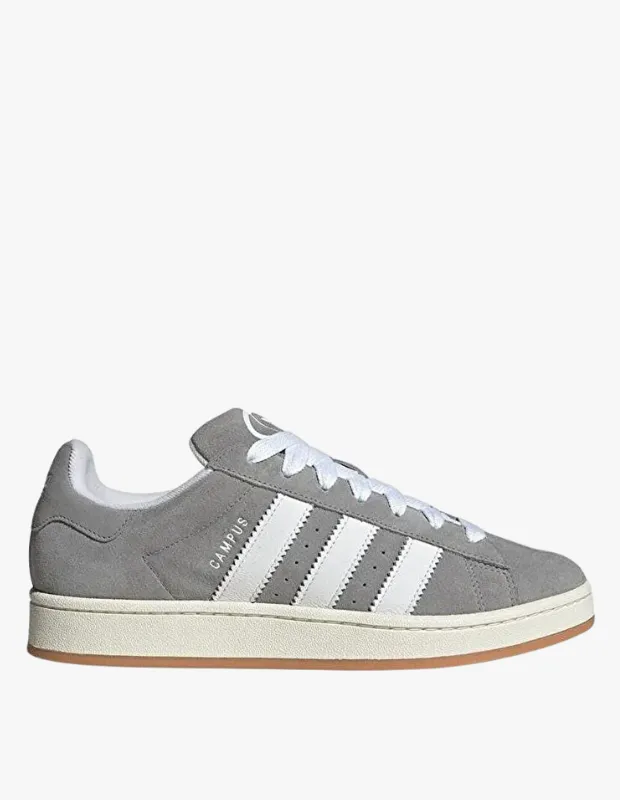 Marka Adı: Adidas
Ürün Adı: Adidas Campus 00s Erkek Ayakkabı
Ürün Cinsiyeti: Erkek
Ürün Tipi: Ayakkabı
Ürün Sezonsallığı: Belirtilmemiş
Ürün Çeşidi: Günlük Spor Ayakkabısı
Ürün Özellikleri: Gri süet üst kısma sahip bu klasik spor ayakkabı, yan kısımlarındaki ikonik beyaz deri üç şerit detayı ve dil kısmındaki Adidas logosu ile markanın özgün stilini yansıtır. Model, retro esintili kalın, krem rengi orta tabanı ve zemin tutuşu sağlayan karamel rengi kauçuk dış tabanı ile hem estetik hem de işlevsellik sunar. Bağcıklı tasarımı ayaklara tam otururken, süet malzeme ayağa yumuşak bir dokunuş ve konforlu bir kullanım sağlar.
Öne Çıkan Detaylar:
- Gri süet üst kısım ve kontrast oluşturan beyaz 3 şerit
- Kalın, retro tarzı orta taban tasarımı
- Dayanıklı ve yer tutuşu sağlayan kauçuk dış taban
Kimler Kullanıyor?: Zamansız şıklığı ve konforu bir arada arayan, retro detayları modern giyim tarzına entegre etmeyi seven bireyler bu ayakkabıyı tercih edebilir. Kendi stilini günlük kombinlerinde vurgulamak isteyen, detaylara önem veren ve spor giyime sofistike bir dokunuş katmaktan hoşlanan herkes için ideal bir seçenektir.