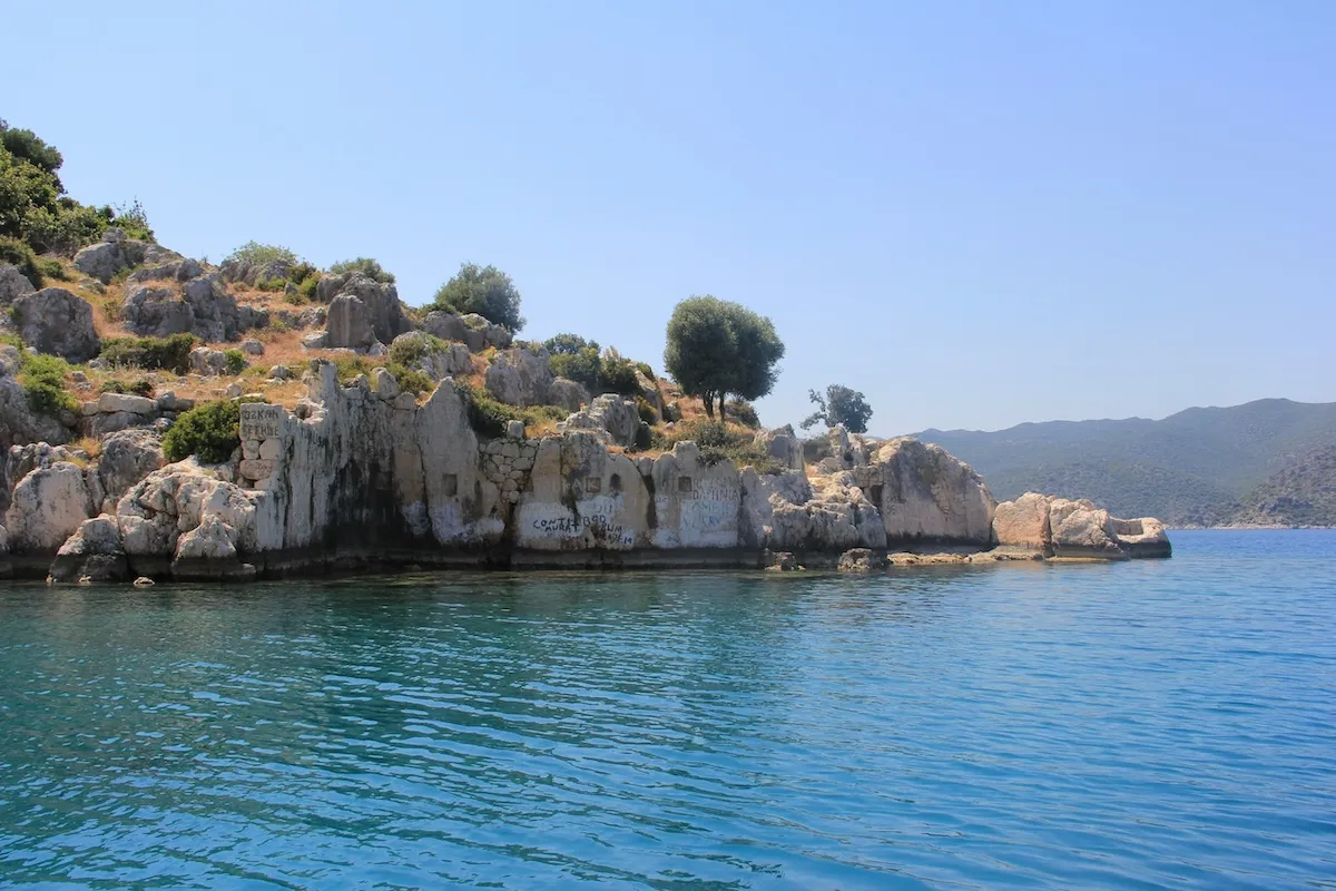 Akyaka, sakin tatil yerleri arasında berrak denizi, kayalık kıyısı, doğal dokusu ve tarih izleriyle keşfedilmeyi bekleyen bir rota sunuyor.