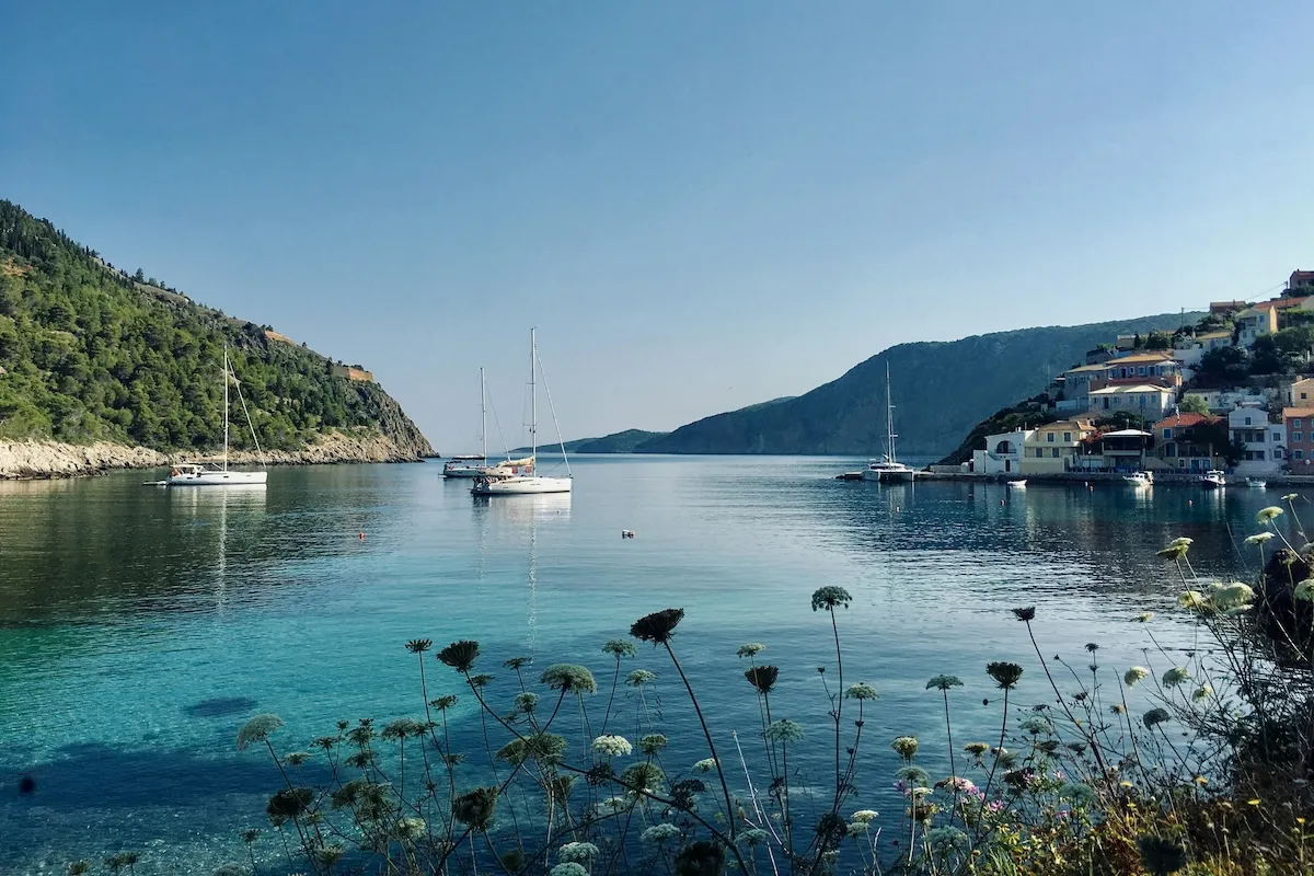 Assos, sakin tatil yerleri arasında turkuaz koyu, demirli yelkenlileri, tarihi kalıntıları ve yamaçlara yayılan huzurlu sahil kasabası görünümüyle öne çıkıyor.