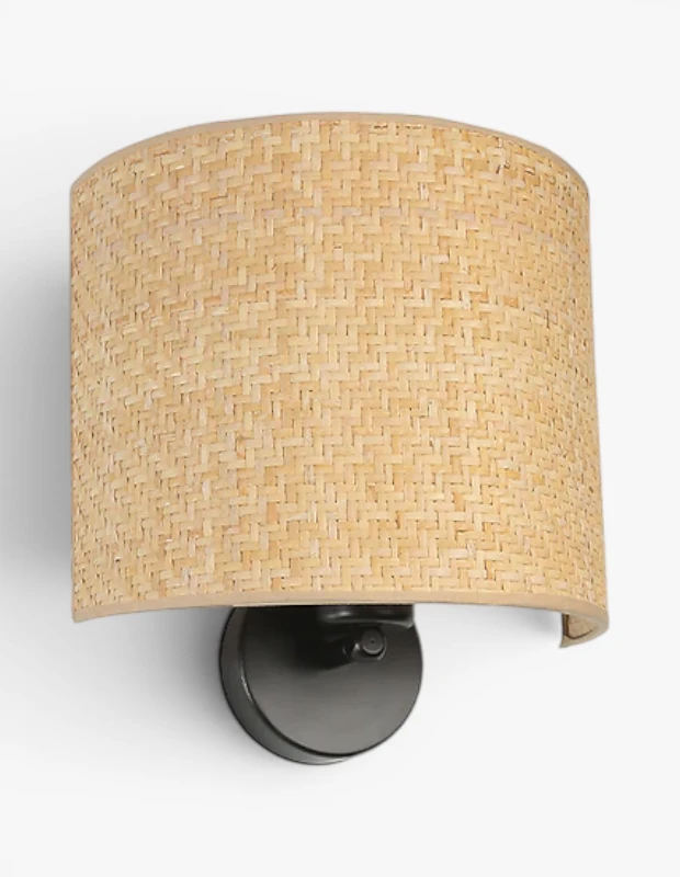 Marka Adı: Bella Maison
Ürün Adı: Bella Maison Hasır Rattan Aplik
Ürün Cinsiyeti: Belirtilmemiş
Ürün Tipi: Aplik
Ürün Sezonsallığı: Belirtilmemiş
Ürün Çeşidi: İç Mekan Duvar Aydınlatması
Ürün Özellikleri: Bu şık aplik, doğal hasır rattan malzemeden örülmüş, yarım silindir formunda bir abajura sahiptir. Abajurun açık bej tonlarındaki kendine özgü dokusu, ışığı yumuşatarak mekana sıcak bir atmosfer katarken, koyu renk metal tabanı modern bir kontrast oluşturur. Duvara monte edilen tasarımı sayesinde zeminde yer kaplamaz, bu da onu küçük alanlar için ideal bir aydınlatma çözümü haline getirir.
Öne Çıkan Detaylar:
- Doğal hasır rattan dokulu abajur.
- Zeminde yer tasarrufu sağlayan duvara monte tasarım.
- Mekana sıcak ve doğal bir estetik katan stil.
Kimler Kullanıyor?: Doğal malzemelerin sıcaklığını ve dokusunu yaşam alanlarına dahil etmek isteyenler, küçük metrekareli evlerde yerden tasarruf sağlayan işlevsel ve estetik aydınlatma çözümleri arayanlar bu aplikten faydalanabilir. Bohem, eklektik veya doğal tonlarda dekorasyon tarzını benimseyen, mekanlarına özgün ve davetkar bir dokunuş katmayı hedefleyen herkes için uygun bir tercihtir.