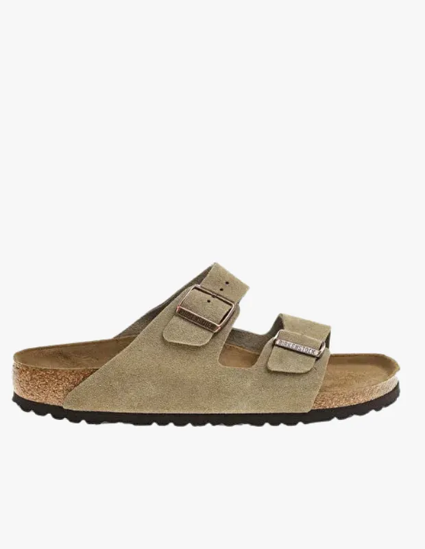 Marka Adı: Birkenstock
Ürün Adı: Birkenstock Erkek Taba Arizona SFB VL Terlik
Ürün Cinsiyeti: Erkek
Ürün Tipi: Terlik
Ürün Sezonsallığı: Belirtilmemiş
Ürün Çeşidi: Bantlı Sandalet

Ürün Özellikleri:
Bu ikonik Birkenstock Arizona terlik, taba rengi süet üst yüzeyiyle hem şık hem de rahattır. İki adet ayarlanabilir süet bant, metal tokalarla kişiselleştirilmiş bir uyum sağlarken, tokalardaki zarif Birkenstock logosu markanın özgün imzasını taşır. Ayak sağlığını destekleyen anatomik olarak şekillendirilmiş mantar-lateks iç taban, her adımda konfor sunar. Hafif ve esnek EVA dış taban, adımlarınıza yastıklama ve şok emilimi ekleyerek uzun süreli kullanımlarda bile rahatlık sağlar. Klasik tasarımı ve doğal malzemeleriyle günlük kullanım için idealdir.

Öne Çıkan Detaylar:
- Anatomik olarak şekillendirilmiş, destekleyici mantar-lateks taban
- Bireysel uyum için ayarlanabilir, yumuşak dokulu süet üst bantlar
- Marka logolu, dayanıklı metal tokalar
- Hafif ve esnek EVA dış taban ile konforlu yürüyüş deneyimi

Kimler Kullanıyor?:
Gündelik şıklığına özen gösteren, konforu ve zamansız tasarımı bir arada arayan bireyler bu terlikleri tercih eder. Doğal malzemelerin kalitesine ve ergonomik yapının sağladığı rahatlığa değer veren, aktif yaşam tarzına sahip kişiler için idealdir. Rafine zevkleriyle öne çıkan, stilini sade ve işlevsel parçalarla tamamlamayı seven herkesin gardırobunda yerini alabilir.