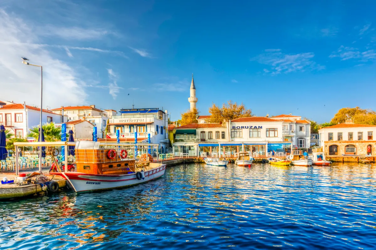 Bozcaada, Kuzey Ege tatil yerleri arasında canlı limanı, tarihi beyaz evleri, kiremit çatılı yapıları ve turkuaz sulara demirlemiş tekneleriyle öne çıkıyor.