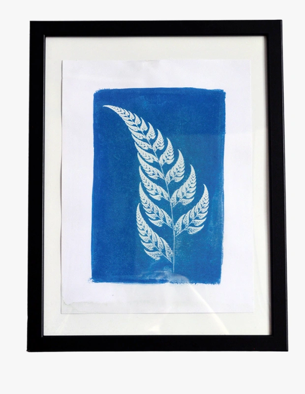 Ürün Cinsiyeti: Unisex
Ürün Tipi: Duvar Dekoru
Ürün Sezonsallığı: Dört Mevsim
Ürün Çeşidi: Sanat Baskısı Tablo
Ürün Özellikleri:
GyanK Design Bitki cyanotype baskı tablo, geleneksel cyanotype tekniğiyle üretilmiş botanik kompozisyonu sayesinde duvarlara sanatsal ve doğal bir ifade kazandırır. Mavi tonların hâkim olduğu bu baskı, hem minimal hem şiirsel bir atmosfer yaratır.
Öne Çıkan Detaylar:
Cyanotype sanat baskı tekniği
Botanik temalı kompozisyon
Sanatsal ve doğal estetik
Modern ve minimal dekorasyona uyumlu
Kimler Kullanıyor?
Duvarlarında doğa ve sanat ilişkisini ön plana çıkaran, özgün baskıları tercih eden kullanıcılar için idealdir.
GyanK cyanotype bitki baskı tablo ile duvarlarınıza sanatsal ve doğal bir estetik kazandırın.