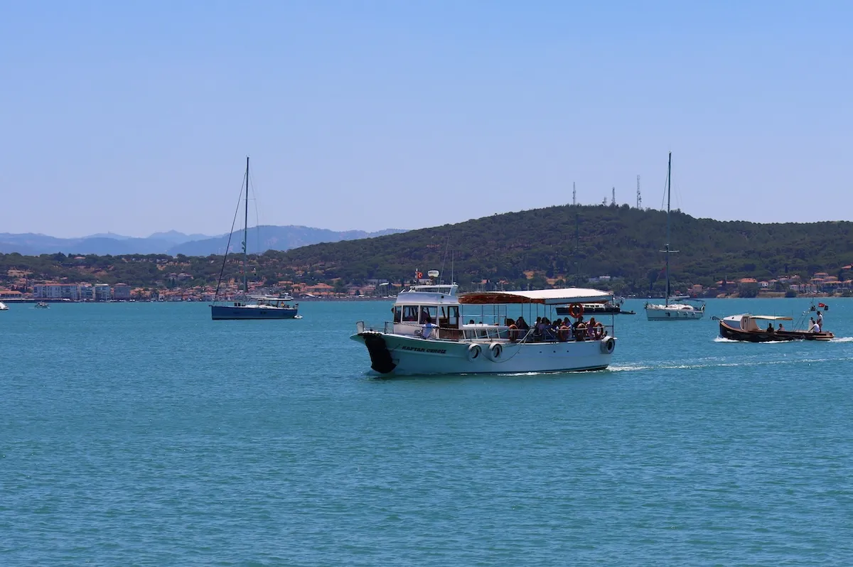 Cunda Adası, Kuzey Ege tatil yerleri arasında gezi tekneleri, yemyeşil ada manzarası, kıyı yerleşimleri ve sakin deniz atmosferiyle dikkat çekiyor.