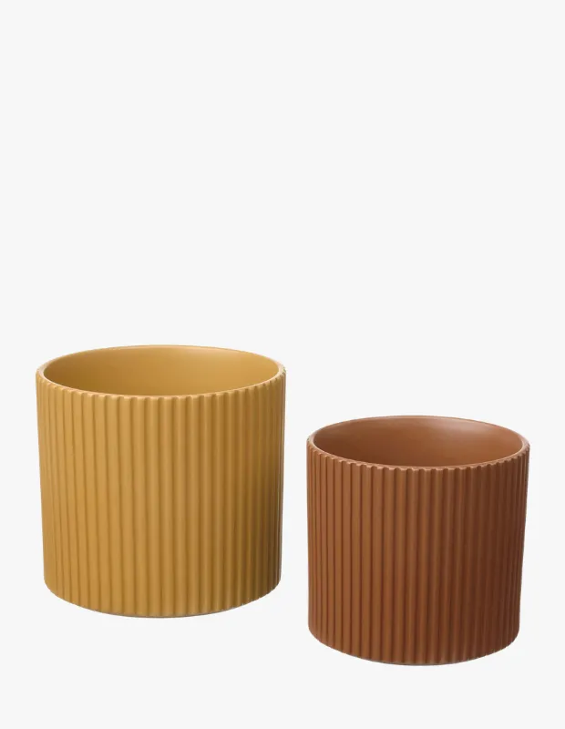Ürün Cinsiyeti
Unisex

Ürün Tipi
Ev & Bahçe / Bitki Bakım Aksesuarı

Ürün Sezonsallığı
Dört Mevsim

Ürün Çeşidi
Sulama Kabı

Ürün Özellikleri
IKEA DOFTRIPS sulama kabı, bitkilerinizi nazik ve kontrollü şekilde sulamanıza yardımcı olan fonksiyonel ve dekoratif bir bakım ürünüdür. 1.5 litre kapasitesi sayesinde hem küçük hem büyük bitkiler için yeterli su hacmi sunar. Uzun ve dar ağız tasarımı, suyun hassas bir şekilde yönlendirilmesini sağlayarak özellikle filizler ve hassas bitkiler için ideal bir kullanım sunar. Toz kaplama paslanmaz çelik gövdesi dayanıklılığı artırırken, modern yeşil rengiyle yaşam alanlarında estetik bir görünüm oluşturur. Hafif ve dengeli yapısı sayesinde kullanımı rahattır ve dekoratif bir obje olarak da sergilenebilir.

Öne Çıkan Detaylar

1.5 L geniş kapasite

Uzun ve dar ağız – hassas sulama

Paslanmaz çelik gövde

Toz kaplama dayanıklı yüzey

Hem dekoratif hem fonksiyonel kullanım

İç ve dış mekân bitkileri için uygun

Kimler Kullanıyor?
Evinde bitki yetiştiren ve sulama sürecinde kontrol ve hassasiyet arayanlar için ideal. Özellikle farklı boyutlardaki bitkilerle ilgilenen, hem işlevsel hem estetik ürünleri tercih eden ve yaşam alanında dekoratif detaylara önem veren kullanıcıların rutinine kolayca uyum sağlar.

Sulama kabı; hassas akış sağlayan uzun ağız yapısı ve şık tasarımıyla bitki bakımını pratik ve estetik hale getirir.