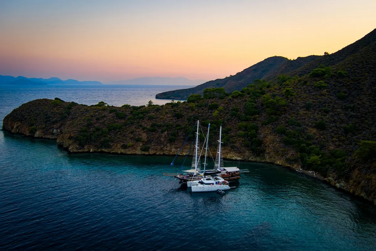 Datça, Ege ve Akdeniz tatil yerleri arasında berrak koyları, demirli tekneleri, pastel gün batımı ve dingin atmosferiyle dikkat çekiyor.