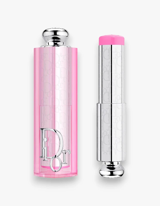 Şeffaf pembe renkteki, gümüş kapaklı ve dikkat çekici Dior logosuyla süslenmiş bir dudak ürünü şişesi ile, hemen sağında, parlak pembe ucu açılmış, gümüş renkli ve hafifçe işlenmiş Dior monogram desenli bir Rosy Glow Stick'in beyaz arka plan üzerinde yer aldığı bir ürün fotoğrafı.