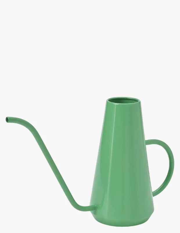Ürün Cinsiyeti
Unisex

Ürün Tipi
Ev & Bahçe / Bitki Bakım Aksesuarı

Ürün Sezonsallığı
Dört Mevsim

Ürün Çeşidi
Sulama Kabı

Ürün Özellikleri
IKEA DOFTRIPS sulama kabı, bitkilerinizi nazik ve kontrollü şekilde sulamanıza yardımcı olan fonksiyonel ve dekoratif bir bakım ürünüdür. 1.5 litre kapasitesi sayesinde hem küçük hem büyük bitkiler için yeterli su hacmi sunar. Uzun ve dar ağız tasarımı, suyun hassas bir şekilde yönlendirilmesini sağlayarak özellikle filizler ve hassas bitkiler için ideal bir kullanım sunar. Toz kaplama paslanmaz çelik gövdesi dayanıklılığı artırırken, modern yeşil rengiyle yaşam alanlarında estetik bir görünüm oluşturur. Hafif ve dengeli yapısı sayesinde kullanımı rahattır ve dekoratif bir obje olarak da sergilenebilir.

Öne Çıkan Detaylar

1.5 L geniş kapasite

Uzun ve dar ağız – hassas sulama

Paslanmaz çelik gövde

Toz kaplama dayanıklı yüzey

Hem dekoratif hem fonksiyonel kullanım

İç ve dış mekân bitkileri için uygun

Kimler Kullanıyor?
Evinde bitki yetiştiren ve sulama sürecinde kontrol ve hassasiyet arayanlar için ideal. Özellikle farklı boyutlardaki bitkilerle ilgilenen, hem işlevsel hem estetik ürünleri tercih eden ve yaşam alanında dekoratif detaylara önem veren kullanıcıların rutinine kolayca uyum sağlar.

Sulama kabı; hassas akış sağlayan uzun ağız yapısı ve şık tasarımıyla bitki bakımını pratik ve estetik hale getirir.