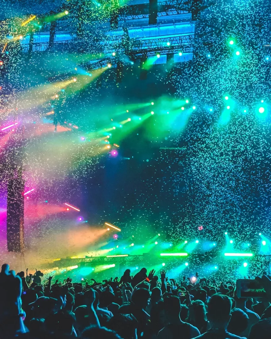 Sahne ışıkları, konfetiler ve coşkulu festival kalabalığıyla dünyanın en büyük müzik festivallerinden birini yansıtan görüntü, Babalar Günü tatil önerileri için enerjik bir rota fikri sunuyor.