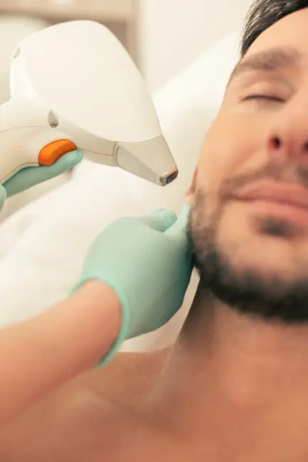 Erkekler İçin Estetik ve Medikal Cilt Bakım Uygulamaları