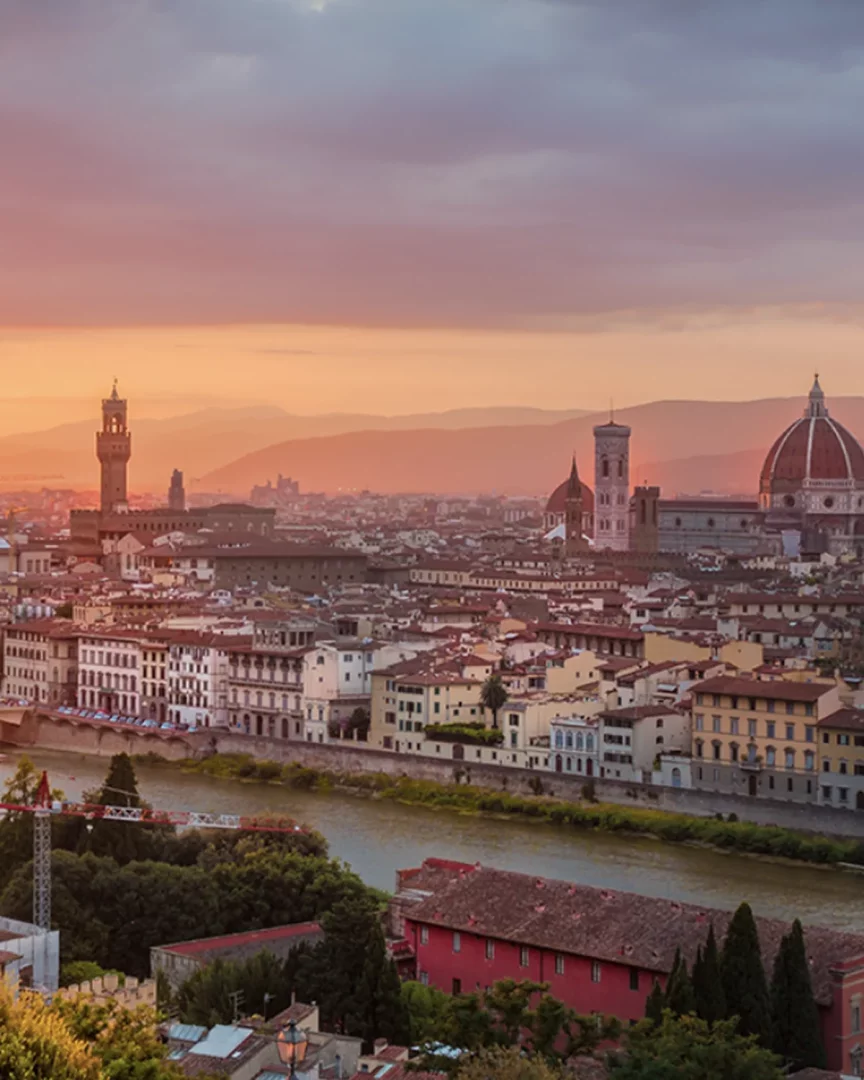 Floransa'nın Arno Nehri, Duomo Katedrali, Giotto'nun Çan Kulesi ve Palazzo Vecchio silüetiyle gün batımında parladığı panoramik şehir manzarası, Babalar Günü tatil önerileri arasında sanat odaklı bir rota fikri veriyor.