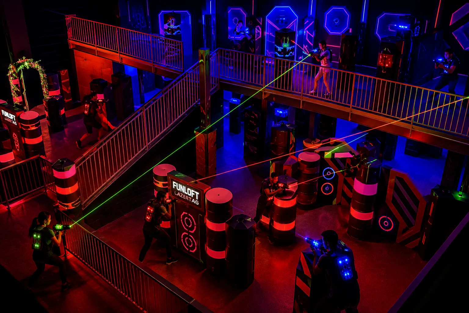 Babalar Günü etkinlikleri için eğlenceli bir seçenek olan Funloft Zorlu Center lazertag arenasında, neon ışıklar altında lazer oyunları ve hareketli bir takım mücadelesi görülüyor.