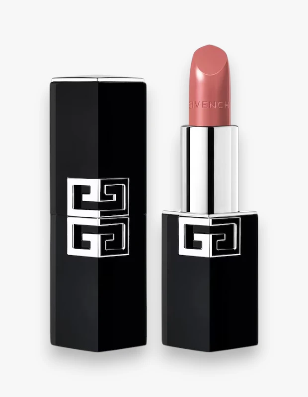 Beyaz arka plan üzerinde duran Givenchy Le Rouge Satin Silk ruj, hafifçe açılmış ve ipeksi saten dokuyu yansıtan şeftali alt tonlu bej-pembe rengiyle, ikonik Givenchy logosunu taşıyan şık siyah ve gümüş detaylı kapağının hemen yanında göz alıcı bir şekilde sergileniyor.