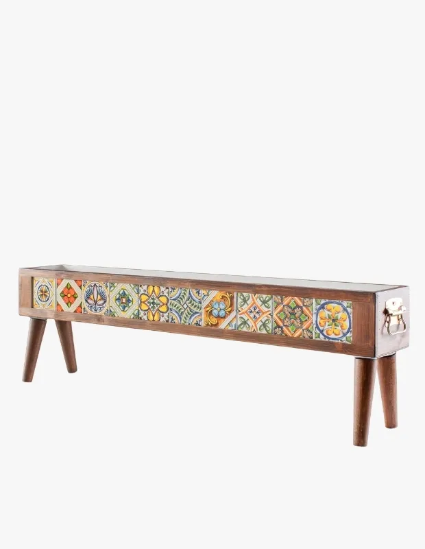 Ürün Cinsiyeti
Unisex

Ürün Tipi
Ev Dekorasyon / Saksı & Saksılık

Ürün Sezonsallığı
Dört Mevsim

Ürün Çeşidi
Doğal Ahşap Dikdörtgen Saksılık

Ürün Özellikleri
Halohope dekoratif dikdörtgen saksılık, %100 doğal ahşap malzemeden üretilmiş el yapımı bir çiçeklik modelidir. Doğal dokusu ve rustik görünümü sayesinde hem iç hem dış mekânda estetik bir dekoratif unsur olarak öne çıkar. Dikdörtgen formu, birden fazla bitkiyi düzenli şekilde sergilemeye imkân tanırken drenaj delikleri fazla suyun tahliye edilmesini sağlar ve bitki sağlığını destekler. Alt kısmında yer alan tepsi detayı ise suyun zemine geçmesini engelleyerek temiz ve pratik bir kullanım sunar. Dayanıklı yapısı ve doğal ahşap yüzeyi ile uzun ömürlü kullanım sağlarken, balkon, bahçe veya iç mekân bitki düzenlemelerinde şık bir tamamlayıcı olarak kullanılabilir.

Öne Çıkan Detaylar

%100 doğal ahşap malzeme

El yapımı üretim

Dikdörtgen geniş kullanım alanı

Drenaj delikli yapı

Alt tepsili pratik kullanım

İç ve dış mekâna uygun

Doğal ve rustik görünüm

Kimler Kullanıyor?
Bitkilerle dekorasyon yapmayı seven ve doğal materyallerle sıcak bir atmosfer yaratmak isteyenler için ideal. Balkon, teras veya ev içinde düzenli ve estetik bir bitki alanı oluşturmak isteyenler; fonksiyonel ve dekoratif ürünleri bir arada tercih edenler bu tarz saksılıkları günlük yaşam alanlarına dahil eder.

Doğal ahşap saksılık; drenajlı yapısı ve rustik tasarımıyla bitkilerinizi sağlıklı şekilde sergilerken dekorasyona sıcak ve doğal bir dokunuş katar.