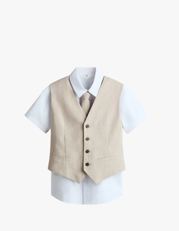 Marka Adı: H&M
Ürün Adı: H&M Erkek Çocuk 3 Parçalı Set
Ürün Cinsiyeti: Erkek Çocuk
Ürün Tipi: 3 Parçalı Set
Ürün Sezonsallığı: İlkbahar/Yaz
Ürün Çeşidi: Özel Gün Kombini
Ürün Özellikleri: Açık bej rengi keten görünümlü yelek ve uyumlu kravat ile kombinlenmiş, kısa kollu beyaz pamuklu gömlekten oluşan bu 3 parçalı erkek çocuk seti, özel günler için zarif bir stil sunar. Yelek, ön kısmında beş adet düğme ve iki adet kapaklı süs cebi detayına sahiptir. Gömlek, klasik yaka kesimi ve yuvarlak etek ucu ile hareket özgürlüğü sağlarken, kravat setin bütünlüğünü tamamlar. Hafif ve nefes alabilen yapısıyla konforlu bir kullanım vadeder.
Öne Çıkan Detaylar:
- Yelek, kısa kollu gömlek ve kravattan oluşan eksiksiz 3 parçalı kombin
- Açık bej ve beyazın uyumlu ve klasik renk paleti
- Özel günlerde şıklığı tamamlayan zarif ve resmi görünümlü tasarım
Kimler Kullanıyor?: Minik beyler için özel günlerde şık ve rahat bir görünüm arayan aileler, çocuklarının zarafetini ve stilini ön plana çıkarmak isteyenler bu takımı tercih edebilir. Doğum günü partileri, düğünler, bayram ziyaretleri veya aile yemekleri gibi anlarda, çocuklarının yaşına uygun bir şıklık sergilemesini isteyen ebeveynler için idealdir.
