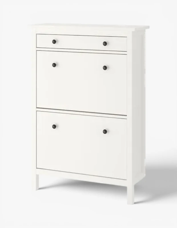 Marka Adı: Ikea
Ürün Adı: Ikea Çekmeceli Beyaz Ayakkabılık
Ürün Cinsiyeti: Belirtilmemiş
Ürün Tipi: Ayakkabılık
Ürün Sezonsallığı: Belirtilmemiş
Ürün Çeşidi: Antre Mobilyası
Ürün Özellikleri: Bu ürün, sade ve modern bir tasarıma sahip, beyaz renkli bir ayakkabılıktır. Üst kısmında iki siyah yuvarlak kulplu, tek geniş bir çekmece bulunmaktadır. Çekmecenin altında, ayakkabı depolamak için tasarlanmış, her biri iki siyah yuvarlak kulplu, öne doğru açılan iki adet kapaklı bölme yer alır. Kompakt yapısı sayesinde özellikle dar antre ve koridor gibi küçük alanlarda düzenli ve verimli bir depolama çözümü sunar. Mobilya, sağlam ve dayanıklı bir yapıya sahip, beyaz renkte boyanmış veya kaplanmış ahşap esaslı malzemeden üretilmiştir.
Öne Çıkan Detaylar:
- Üstte geniş çekmece ve altta iki adet devrilir ayakkabı bölmesi ile çok yönlü depolama imkanı.
- Kompakt tasarımı sayesinde dar alanlarda yerden tasarruf sağlayan pratik çözüm.
- Minimalist ve modern beyaz rengi ile her dekorasyona kolayca uyum sağlar.
Kimler Kullanıyor?: Bu ayakkabılık, evinde düzeni ve ferahlığı bir arada arayan, özellikle dar antre, koridor veya giriş holü gibi küçük metrekareli alanları verimli kullanmak isteyen herkes için idealdir. Modern ve minimalist dekorasyon anlayışını benimseyen, eşyalarını düzenli tutmaya önem veren ve fonksiyonel mobilyalarla yaşam alanlarını optimize etmeyi tercih eden bireyler ve aileler tarafından tercih edilebilir.