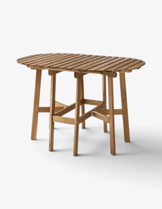 Marka Adı: Ikea
Ürün Adı: Ikea Katlanabilir Masa
Ürün Cinsiyeti: Belirtilmemiş
Ürün Tipi: Masa
Ürün Sezonsallığı: Belirtilmemiş
Ürün Çeşidi: Katlanabilir Masa
Ürün Özellikleri: Doğal ahşap malzemeden üretilen bu masa, oval/elips şeklindeki lata yüzeyli tablası ve sağlam ahşap ayaklarıyla dikkat çeker. Ayaklar arasında bulunan çapraz destekler stabilite sağlarken, katlanabilir yapısı sayesinde kullanılmadığı zamanlarda kolayca depolanabilir ve küçük alanlarda yerden tasarruf etme imkanı sunar. Sade ve minimalist tasarımıyla farklı dekorasyon stillerine uyum sağlar.
Öne Çıkan Detaylar:
- Katlanabilir yapısı sayesinde kolay depolama ve yerden tasarruf imkanı sunar.
- Doğal ahşap malzeme ve lata yüzeyli oval/elips tabla tasarımına sahiptir.
- Küçük yaşam alanları için fonksiyonel ve estetik bir çözüm olarak öne çıkar.
Kimler Kullanıyor?: Bu katlanabilir masa, dar yaşam alanlarını verimli kullanmak isteyen herkes için idealdir. Stüdyo dairelerde, küçük salonlarda veya balkonlarda esnek bir yemek, çalışma veya servis alanı arayanlar; minimalist yaşam tarzını benimseyenler ve doğal malzemelerle sade bir dekorasyon yaratmayı tercih edenler bu ürünün fonksiyonelliğini ve şık tasarımını takdir edecektir. Misafir ağırlarken ek bir yüzeye ihtiyaç duyanlar veya işi bittiğinde eşyalarını kolayca kaldırmak isteyenler için pratik bir seçenektir.