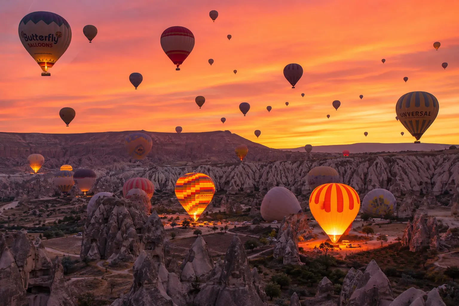 Babaya aktivite hediyesi olarak Kapadokya balon turu; gün doğumunda peri bacaları ve vadiler üzerinde yükselen renkli sıcak hava balonlarıyla Babalar Günü için unutulmaz bir manzara sunuyor.