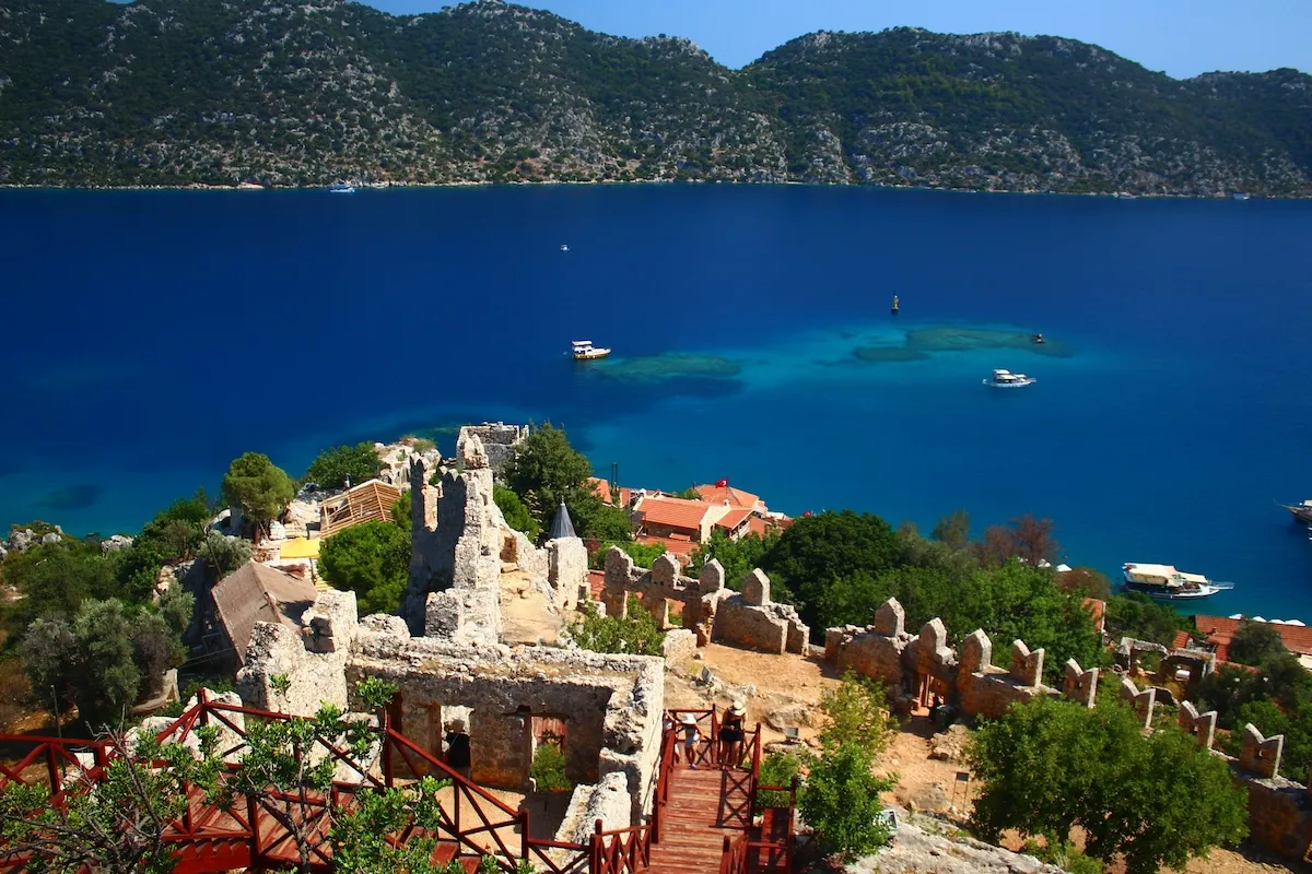 Kekova, Türkiye'nin en gizemli tatil yerleri arasında antik kalıntıları, ahşap yürüyüş yolları, teknelerle dolu berrak denizi ve ada manzarasıyla öne çıkıyor.