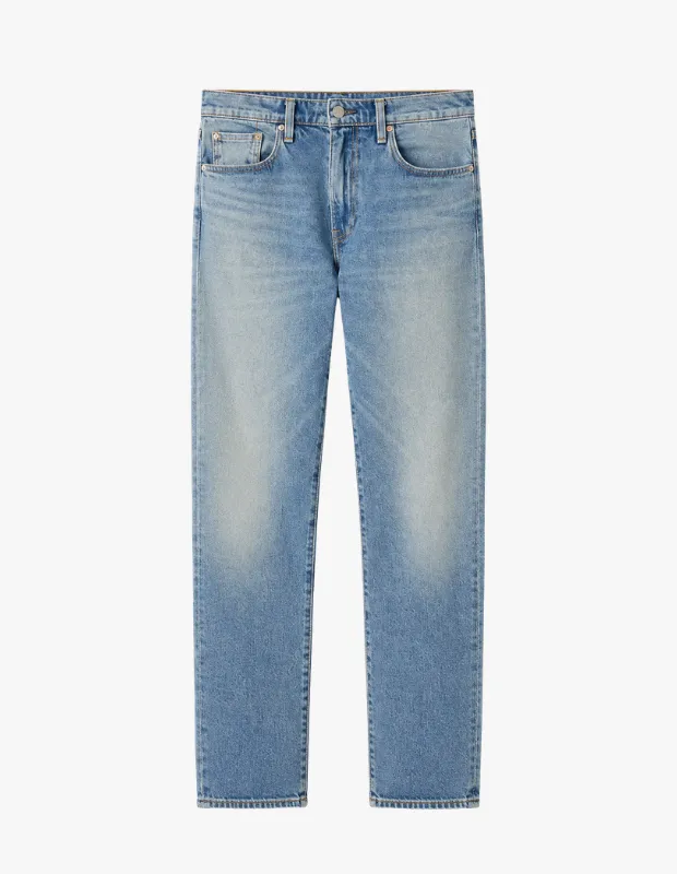 Marka Adı: Levi’s
Ürün Adı: Levi’s Mavi Erkek Pamuklu Denim Pantolon
Ürün Cinsiyeti: Erkek
Ürün Tipi: Denim Pantolon
Ürün Sezonsallığı: Tüm Sezonlar
Ürün Çeşidi: Düz Kesim Kot Pantolon
Ürün Özellikleri: Bu Levi’s erkek denim pantolon, klasik beş cepli tasarımı, kemer köprüleri ve düğmeli fermuar kapanışı ile zamansız bir stil sunar. Yüksek kaliteli pamuklu denim kumaşı sayesinde gün boyu konfor ve dayanıklılık vadeden bu pantolon, açık maviden orta maviye geçişli, kalçalarda ve uyluklarda hafif eskitme görünümlü yıkamasıyla modern bir dokunuş kazanır. Düz kesimi bacaklarda rahat bir duruş sağlarken, çok yönlü yapısıyla hem günlük hem de daha şık kombinler için ideal bir parçadır.
Öne Çıkan Detaylar:
- Klasik beş cepli tasarım ve düğmeli fermuar kapanışı
- Hafif eskitme görünümlü, açık ila orta mavi denim yıkaması
- Yüksek kaliteli pamuklu denim kumaş ve rahat düz kesim
Kimler Kullanıyor?: Bu pantolon, giyiminde konfor, kalite ve zamansız şıklığı bir arada arayan erkekler için idealdir. Gardırobuna değer katan, kolayca farklı parçalarla kombinlenebilen ve uzun ömürlü kıyafetleri tercih edenler bu ürünü günlük stillerinin vazgeçilmez bir parçası olarak benimseyecektir. Hem rahatlığı hem de stil sahibi duruşuyla, her ortamda özenli ve kendinden emin görünmek isteyenlerin tercihi olacaktır.