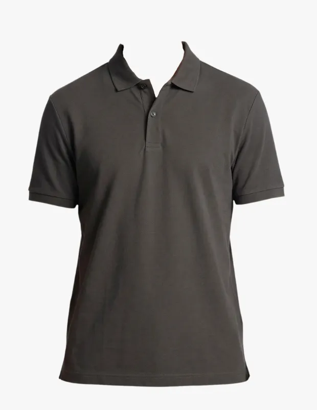 Marka Adı: Network
Ürün Adı: Network Erkek Haki Polo Yaka Pike T-shirt
Ürün Cinsiyeti: Erkek
Ürün Tipi: Polo T-shirt
Ürün Sezonsallığı: İlkbahar, Yaz
Ürün Çeşidi: Casual
Ürün Özellikleri: Bu Network erkek polo yaka tişört, zamansız şıklığı ve rahatlığı bir araya getiriyor. Haki rengiyle doğal ve sofistike bir görünüm sunan tişört, klasik polo yaka kesimi ve iki düğmeli pat detayıyla öne çıkıyor. Pike örgü kumaşı sayesinde nefes alabilen ve konforlu bir kullanım sunarken, kısa kollu tasarımıyla sıcak havalar için idealdir. Minimalist ve modern çizgisiyle hem günlük kullanıma hem de smart-casual kombinlere uyum sağlayacak şekilde tasarlanmıştır.
Öne Çıkan Detaylar:
- Zamansız haki rengi
- Klasik polo yaka ve iki düğmeli pat detayı
- Nefes alabilen ve rahat pike kumaş yapısı
Kimler Kullanıyor?: Gündelik şıklığı zahmetsizce yakalamak isteyen, konforundan ödün vermeyen ancak tarzına özen gösteren erkekler bu polo tişörtü tercih edebilir. Kapsül gardırop felsefesini benimseyen, zamansız ve kaliteli parçalara yatırım yapmayı seven, modern ve rafine zevklere sahip bireyler için idealdir. Hem iş hem de sosyal yaşamlarında rahatlıkla kullanabilecekleri, doğal tonları ve minimalist tasarımları beğenen kişiler tarafından giyilebilir.