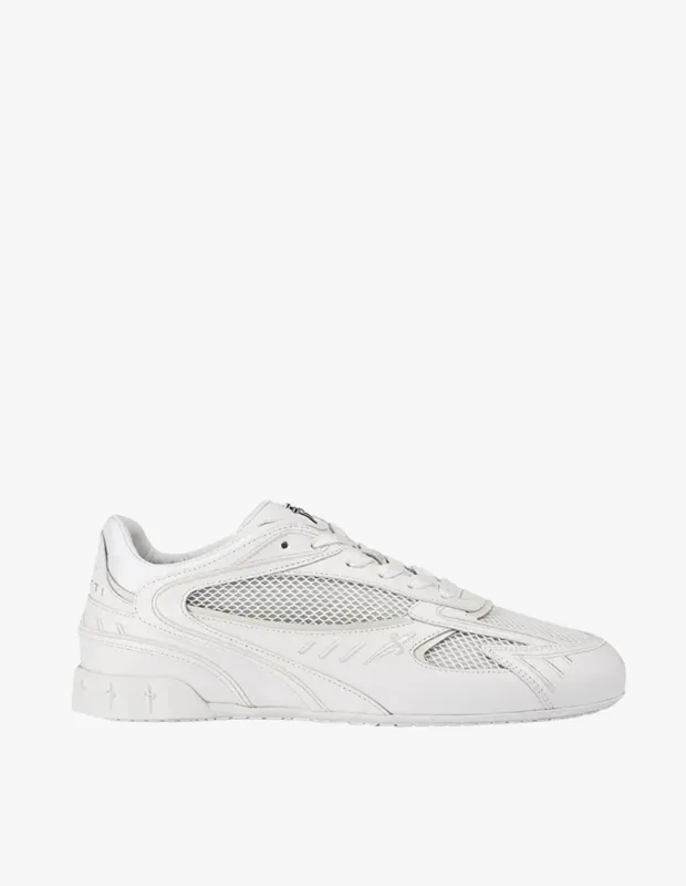 Marka Adı: Paciotti
Ürün Adı: Paciotti Erkek Sneaker
Ürün Cinsiyeti: Erkek
Ürün Tipi: Günlük Spor Ayakkabı
Ürün Sezonsallığı: Tüm Sezon
Ürün Çeşidi: Bağcıklı Günlük Sneaker
Ürün Özellikleri: Bu Paciotti erkek sneaker, modern çizgileri ve işlevsel detaylarıyla dikkat çekiyor. Ayakkabının üst kısmı, nefes alabilirlik sağlayan file paneller ile dayanıklı ve lüks dana derisi kaplamaların birleşimiyle tasarlanmıştır. Yan kısımlarda ve topukta yer alan minimalist Paciotti marka detayları, ürüne sofistike bir dokunuş katarken, bağcıklı tasarımı kişiye özel ayarlanabilir bir konfor sunar. Hafifçe yükseltilmiş ve ergonomik taban yapısı, gün boyu rahatlık vaat ederken, beyaz rengi sayesinde farklı kombinlerle uyum sağlar.
Öne Çıkan Detaylar:
- Lüks dana derisi ve nefes alabilen file materyal kombinasyonu
- Modern ve minimalist beyaz tasarım
- Yanlarda ve topukta zarif Paciotti marka detayları
- Kişiye özel uyum sağlayan bağcıklı kapama
- Konforlu ve hafif yükseltilmiş taban yapısı
Kimler Kullanıyor?: Gündelik stilinde kaliteyi ve rahatlığı bir arada arayan, modern ve rafine zevklere sahip erkekler için idealdir. Sportif şıklığı günlük yaşamına taşımayı seven, zamansız parçalarla stilini zenginleştiren ve detaylara önem veren kişiler bu sneakerı gardıroplarının vazgeçilmez bir parçası haline getirecektir.